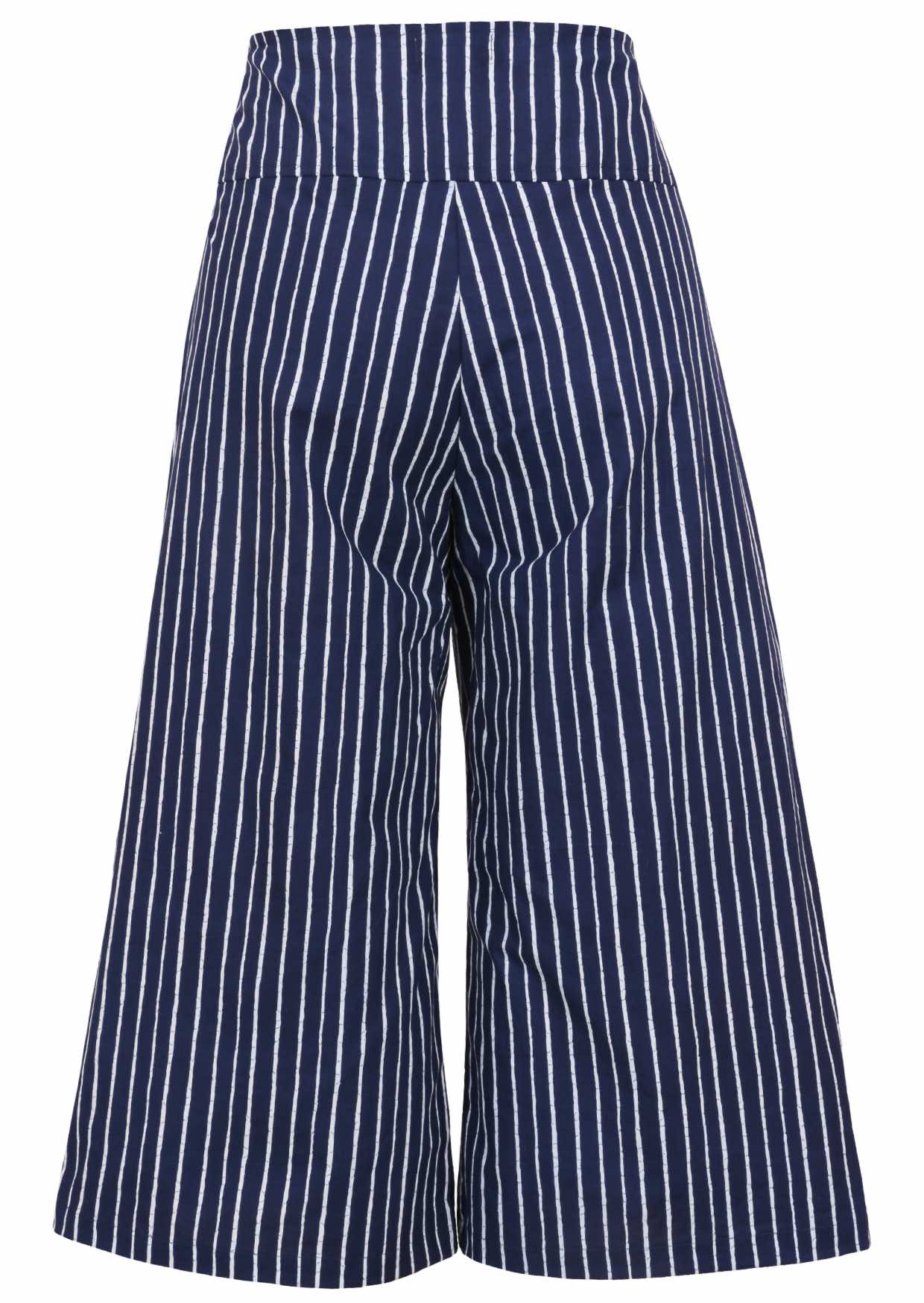 Back view of cotton wide leg printed pants  in 3/4 length with pockets and side zipper