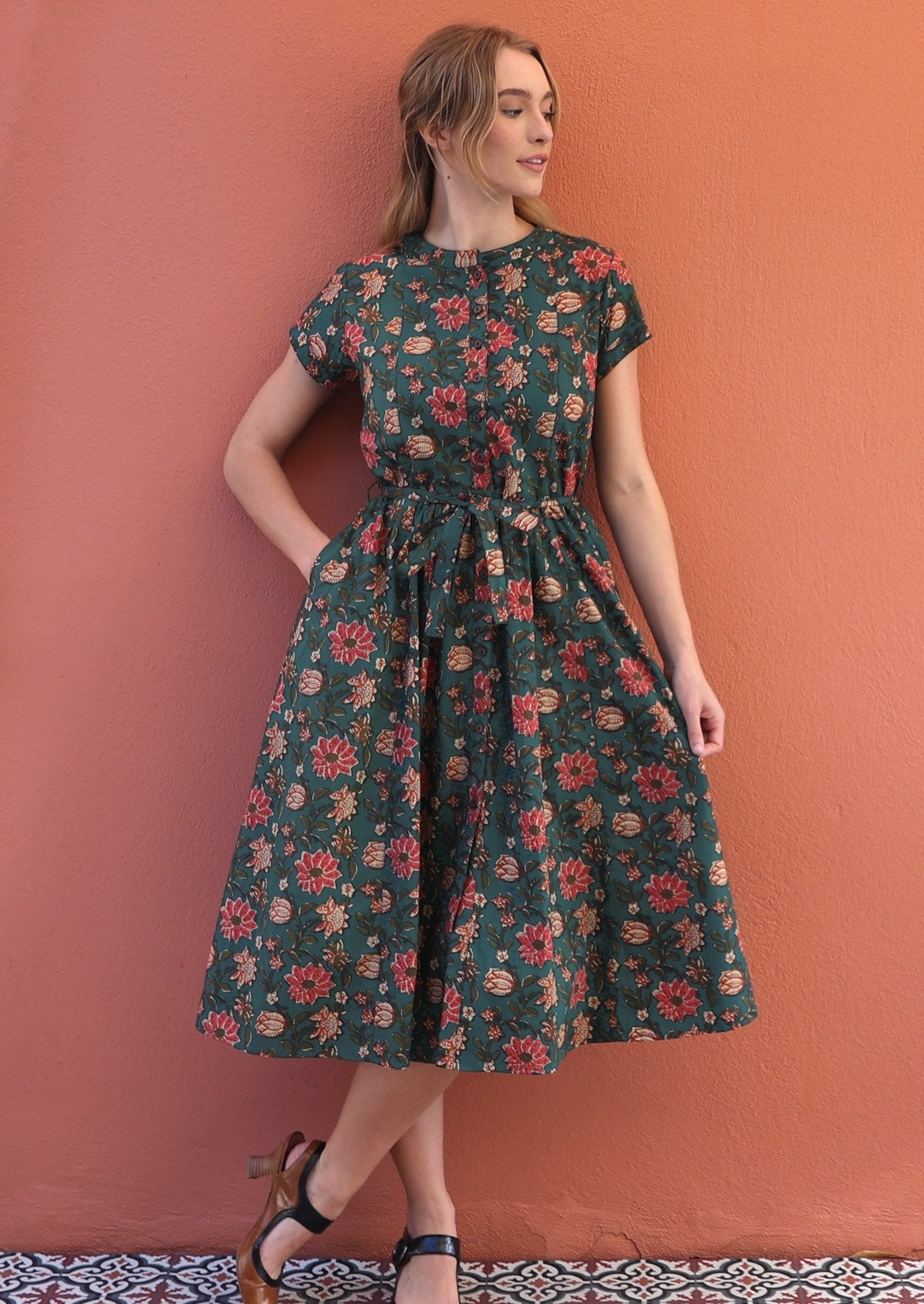 100% cotton above knee length cotton dress with pockets and ajustable waistband.