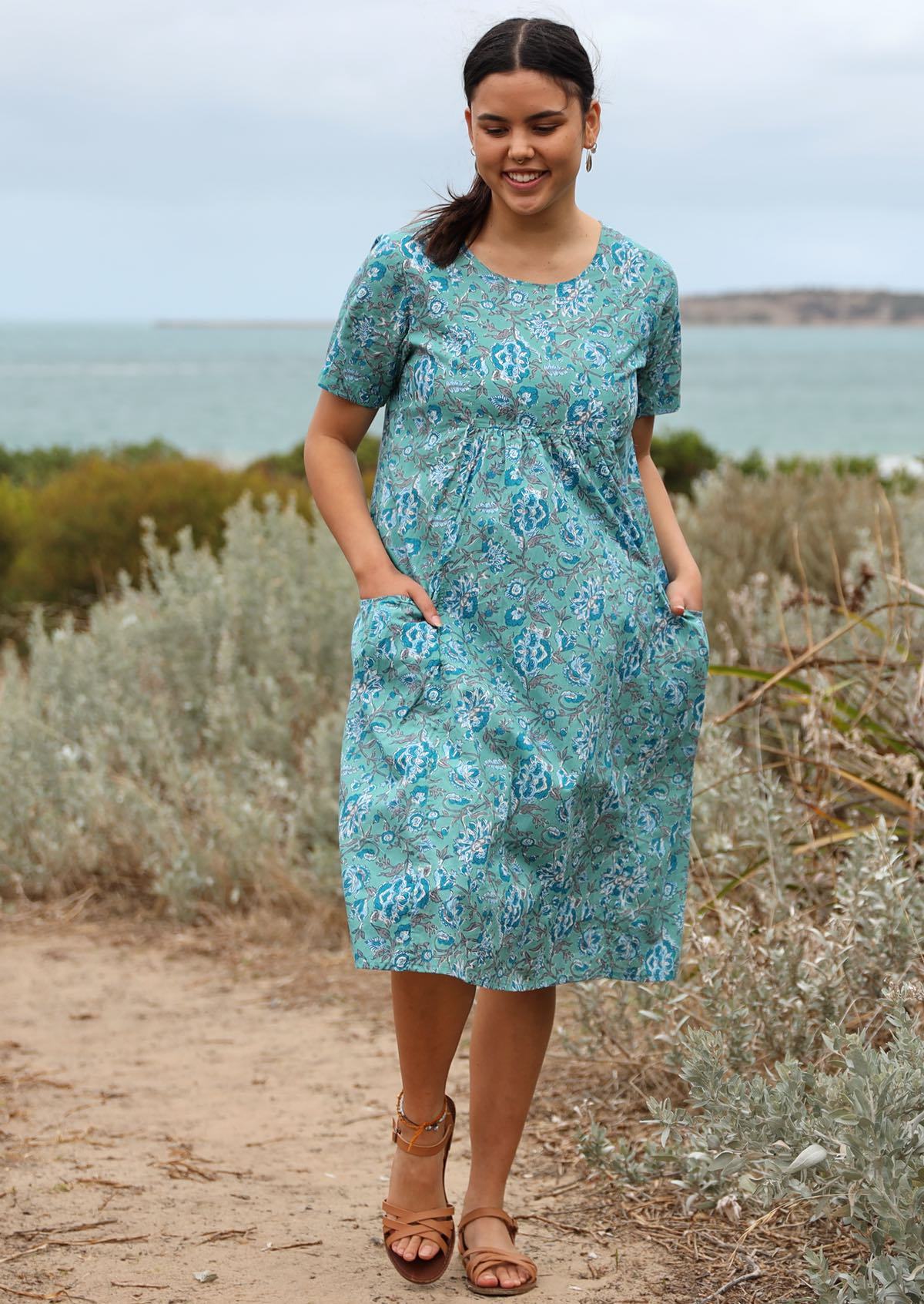 Relaxed fit cotton dress with short sleeves, pockets and round neckline.