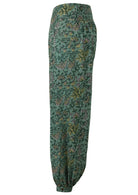 Side view cotton pant with pockets and shirring at the back.